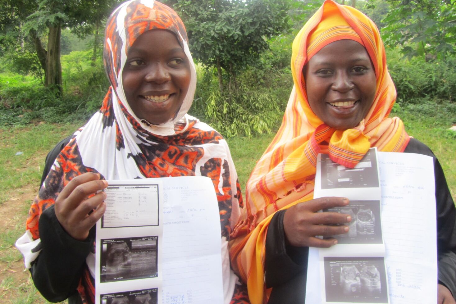 Zwei Schwangere mit Ultraschallbildern